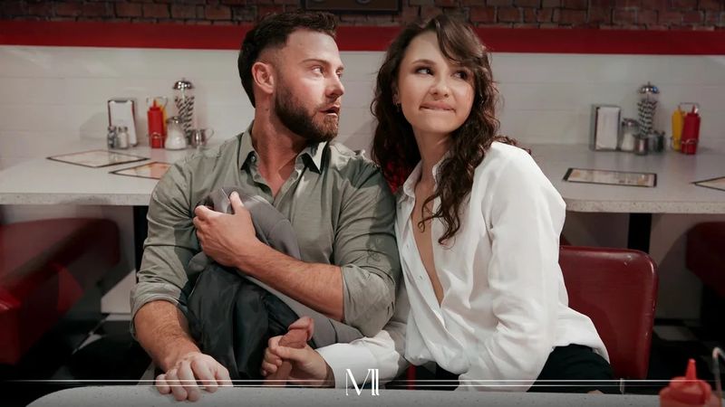 她在众人面前偷偷舔他