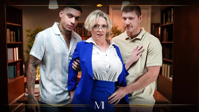 裸男被馆员带到书架轮流插