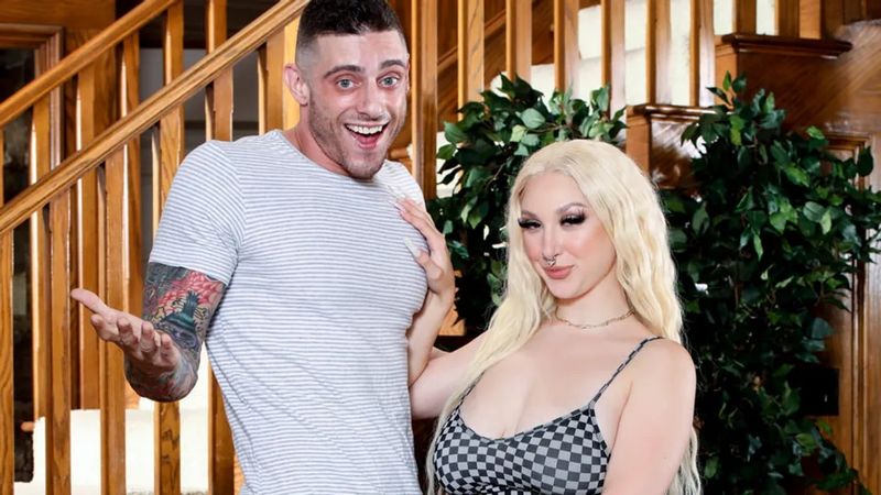 她被偷拍后主动脱光帮他射