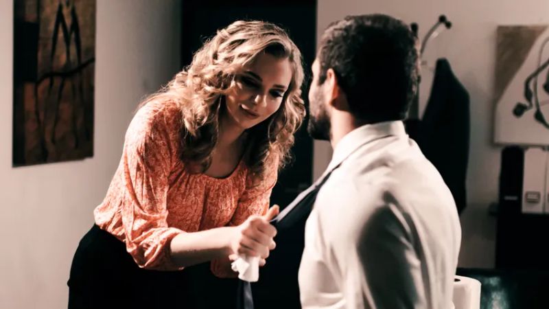 她趴在桌边被玩出潮喷