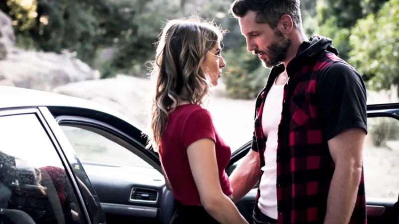 她在逃犯的肉棒下高潮求生